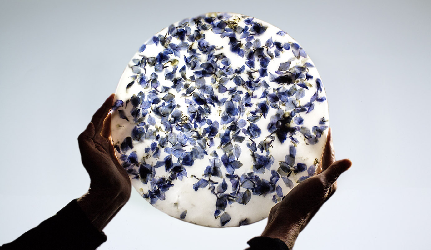 MARIABLAUEBLUME, Wachsscheibe mit Ritterspornblüten, 32 cm, 2016